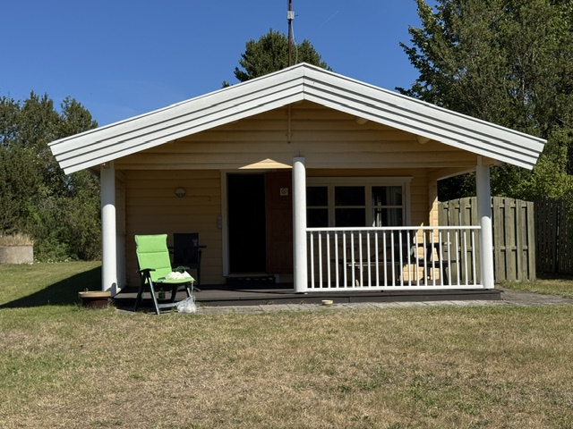 Sommerhusets facade med overdækket terrasse